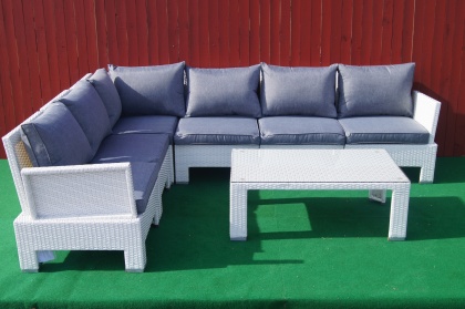 Bilden visar en underhållsfri soffgrupp i aluminium och konstrotting. Bilden visar en underhållsfri soffgrupp i aluminium och konstrotting.