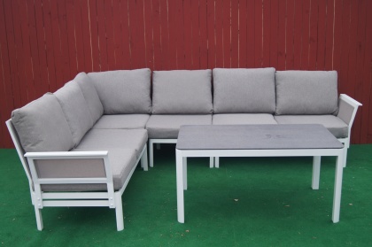 Bilden visar en underhållsfri soffgrupp i aluminium och konstrotting. Bilden visar en underhållsfri soffgrupp i aluminium och konstrotting.