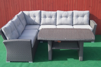 Bilden visar en underhållsfri soffgrupp i aluminium och konstrotting. Bilden visar en underhållsfri soffgrupp i aluminium och konstrotting.