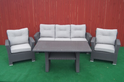 bilden visar en divansoffa i aluminium och konstrotting bilden visar en divansoffa i aluminium och konstrotting
