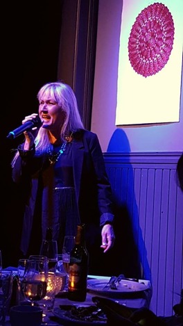 " Life on Mars" med Eva Granlund och My G Eriksson (på väggen) på Vadstena Nya Teater. " Life on Mars" med Eva Granlund och My G Eriksson (på väggen) på Vadstena Nya Teater.