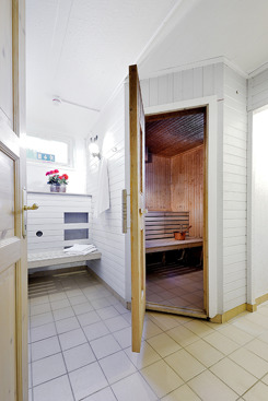 Den gemnsamma bastun är fri att använda och bokas lägenhetsvis på plats. Den gemnsamma bastun är fri att använda och bokas lägenhetsvis på plats.