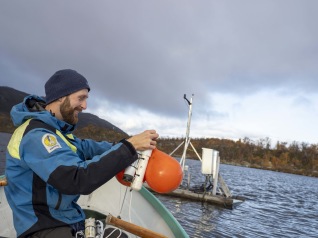 Niklas Rakos is preparing the winter sensor string, which consists of a line, buoys, sensors, and a weight. (Photo: Melina Granberg).
