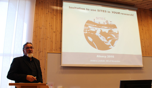 Anders Lindroth presenterar SITES. Foto av Linda-Maria Mårtensson