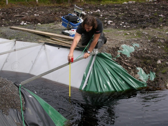 Första manuella mätningen i rännan på Degerö, sommaren 2008. Foto av Viktor Sjöblom. Första manuella mätningen i rännan på Degerö, sommaren 2008. Foto av Viktor Sjöblom.
