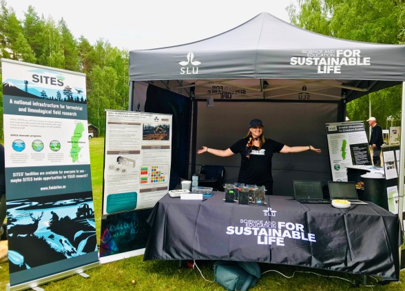 Charlotta Erefur (head of Svartberget field station) and Johanna Wallsten (SITES manager at Röbäcksdalen reserach station) were present during the day to show some SITES activities. Photo: C. Erefur.