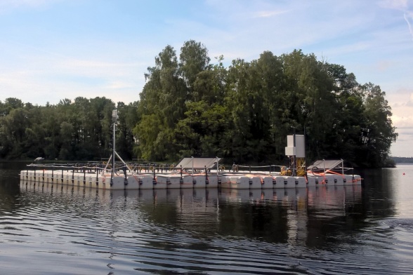 Flyttande plattform på sjön Bolmen, som används för mätningar inom SITES AquaNet. Flyttande plattform på sjön Bolmen, som används för mätningar inom SITES AquaNet.