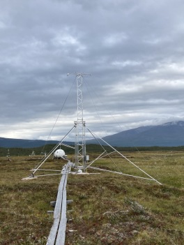 The new SITES-Spectral mast at Stordalen. Photo: Magnus Augner.