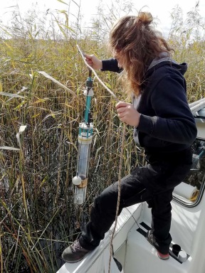 Evelina Hiltunen uses a gravity corer to collect sediment from Lake Erken. Photo: Nils Kreuter.