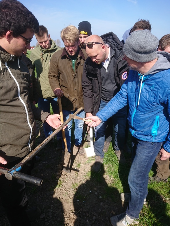 Students from Kiel University are studying the soil profile from a field at SITES Lönnstorp research station. Photo: Johannes Albertsson