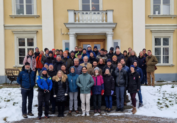 Group photo in front of Asa Herrgård. Photo: Holger Villwock