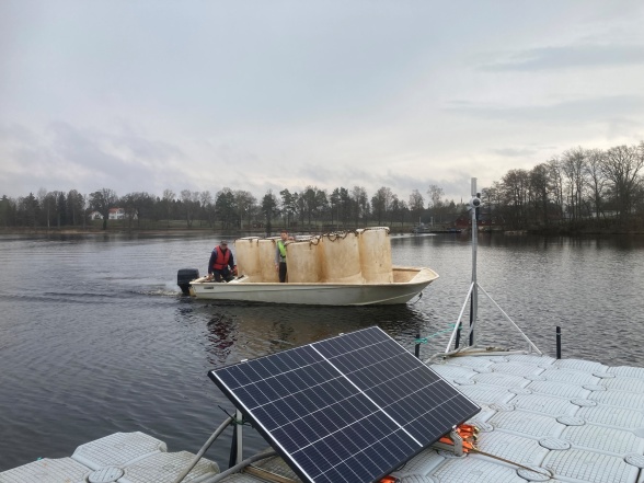 Transport of mesocosms by Nisse Ekwall, Tiraholm Fish, Lake Bolmen (Photo: Juha Rankinen)