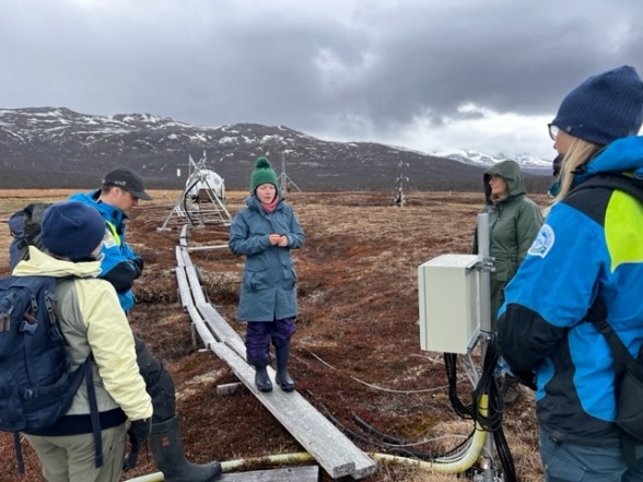 The Swedish Polar Research Secretariat's advisory council visiting Stordalen. PhD student Nathalie Triches from Max Planck Institute, Jena, Germany, talks about her N2O (nitrous oxide) measurements. (Photo: Thomas Neidenmark).