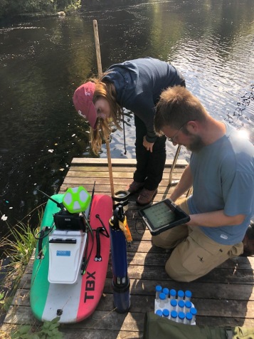 Frida Karlsson Öhman and Clemens Klante are getting ready to measure the flow and water quality. (Photo: Emelie Ström)
