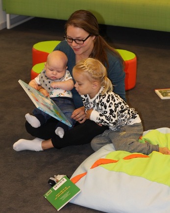 Att hitta glädjen i att umgås med boken tillsamans med sitt barn Foto: Ida Leijon (Eskilstuna stadsbibliotek) Att hitta glädjen i att umgås med boken tillsamans med sitt barn Foto: Ida Leijon (Eskilstuna stadsbibliotek)