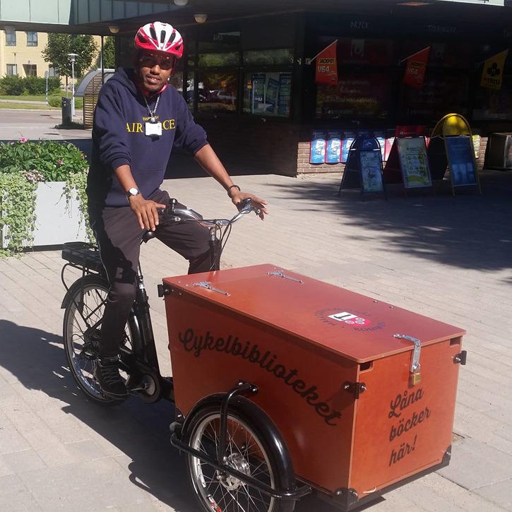 Samuel Habtemaram arbetar med cykelbiblioteket i Hallstahammar. Samuel Habtemaram arbetar med cykelbiblioteket i Hallstahammar.