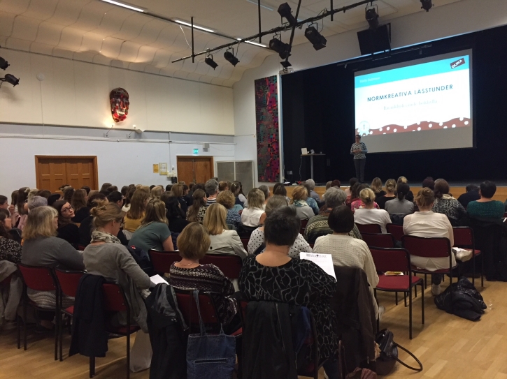 Över 100 deltagare, bibliotekarier och lärare, på inspirationsdagen om barn- och ungdomslitteratur 3 maj 2017. Foto: Cajsa Broström Över 100 deltagare, bibliotekarier och lärare, på inspirationsdagen om barn- och ungdomslitteratur 3 maj 2017. Foto: Cajsa Broström