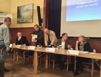 Några av politikerna på plats inför mötets början. Några av politikerna på plats inför mötets början.