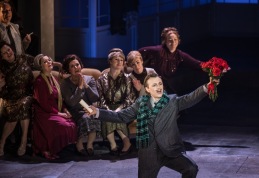 Arvid Emilsson i Eugene Onegin i rollen som Monsieur Triquet. Fotograf: Mats Bäcker