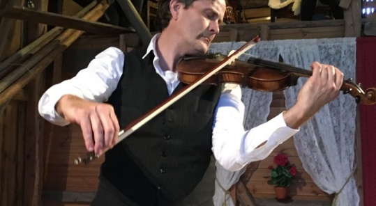 Jon Nilsson i rollen som Dan Andersson spelar på Dans fiol. foto Maud Granberg.