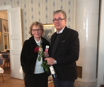 Ing-Marie Ottosson överlämnade Rotary-rosen och en flaska vin efter föredraget i Vänersborg. Ing-Marie Ottosson överlämnade Rotary-rosen och en flaska vin efter föredraget i Vänersborg.