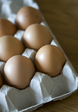 Sprättägg Laholm - bruna ägg från frigående hösn i vår gårdsbutik i Våxtorp nära Vallåsen i södra Halland