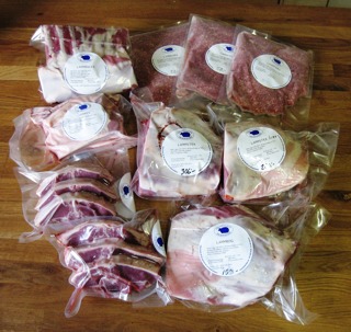 Köpa lammkött i Laholm, Halland? Välkommen att köpa/beställa lådor ny styckat lamm hos oss på Dönardalen mellan Laholm, Båstad & Ängelholm, Halland.