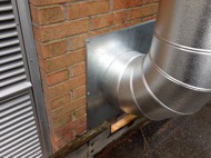 Utskuren plåt runt ventilaton