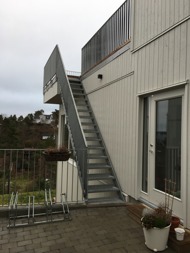 Galvad trapp med räcke