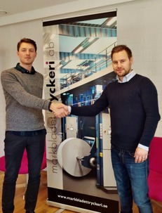 Markbladet Tryckeri AB:s VD Christofer Hammarström, här tillsammans med Andreas Andersson från DCOS Automation Drive & Controls Markbladet Tryckeri AB:s VD Christofer Hammarström, här tillsammans med Andreas Andersson från DCOS Automation Drive & Controls