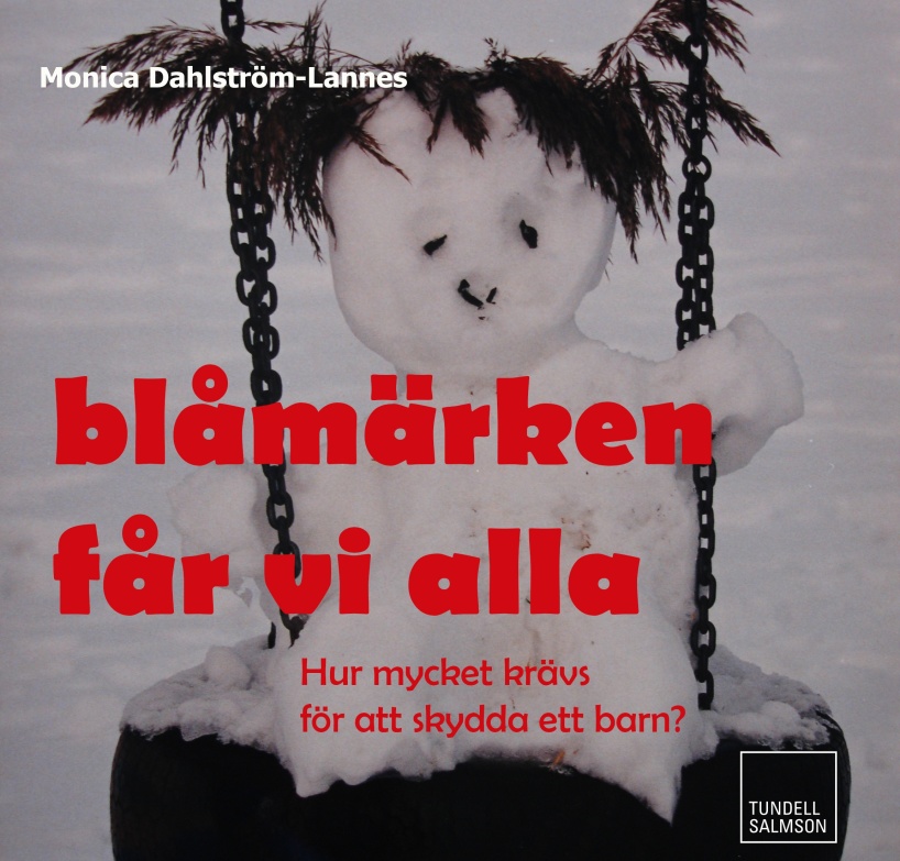 Syntolkning: En liten tilltufsad snögubbe med hår av torkade gräsvippor sitter utomhus på en däckgunga. På bilden står det: Blåmärken får vi alla. Hur mycket krävs det för att skydda ett barn? Monica Dahlström-Lannes.
