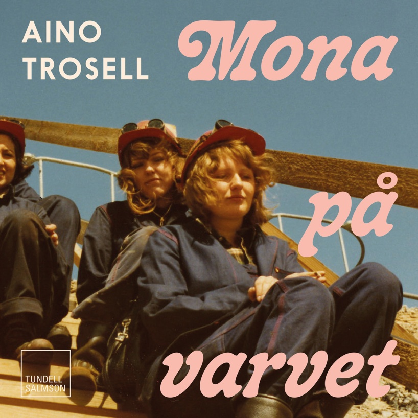 Syntolkning: Ett ljudboksomslag "Mona på varvet" av Aino Trosell, med tre unga kvinnor i blåställ och hjälm som sitter i en trappa.