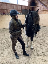 Johanna och Pegasus från Slätterne i ridhuset.