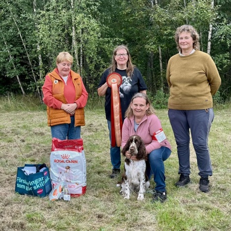 Vinnare Springer Östra Cup Unghund, Iriz och Lotta