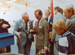 En intresserad Carl XVI Gustaf på rundvandring vid anläggningen i Kälarne 1983