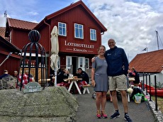 Milla & Klas utanför hotellet Milla & Klas utanför hotellet