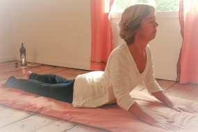 Surya namaskar - solhälsningen Surya namaskar - solhälsningen