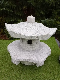 japansk trädgård stenhus i ljus granit