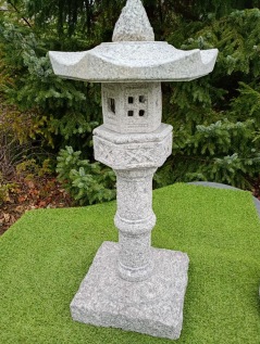 Kasuga lanterna i granit , japansk trädgård