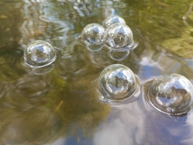 glasbubblor som flyter på ytan , zinkbalja , tunna