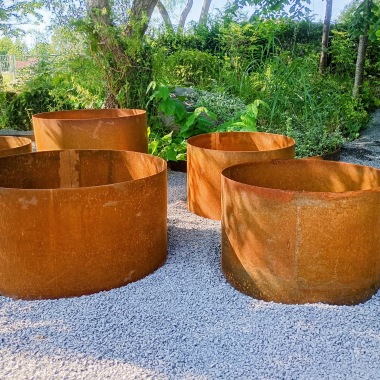 corten krukor , kantavslut corrtenväggar