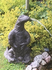 Figur till trädgården, vattensprutande figur