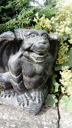 Gargoyle trädgårdsfigur, trädgårdskonst önnestad, skulptur till trädgården