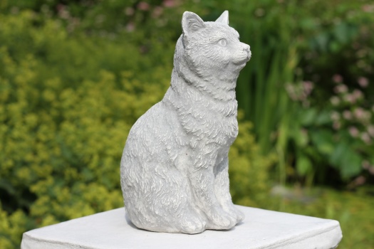 Vit marmorkonst , trädgårdsfigur katt önnestad