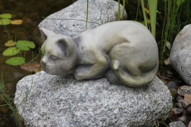 TrädgårdsKonst, kattfigur, Liggande Katt, Trädgårds katt figur,