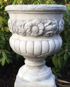 trädgårdskonst vit figur / urna