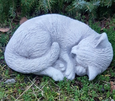Trädgårdskonst katt sover