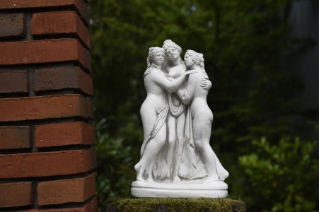staty tre damer , trädgårdskonst