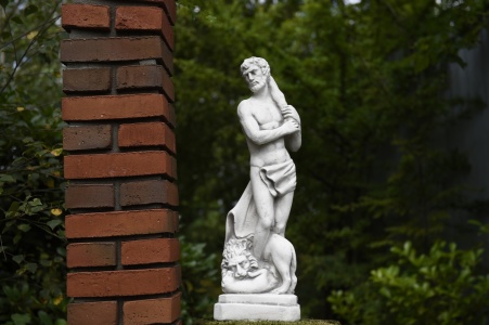 trädgårdskonst kuliat , vit staty man
