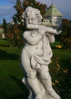 Trädgårdskonst solifer , staty med flöjt